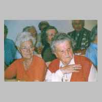59-05-1006 Kirchspieltreffen Gross Schirrau 2001 in Neetze - Frau Teubler und Frau Kroell-Troyke den meist lustigen kleinen ostpreussischen Geschichten.jpg
